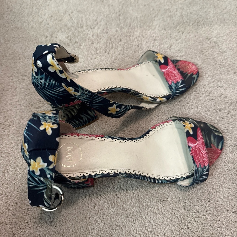 1901 Floral Heels in Navy and Pink